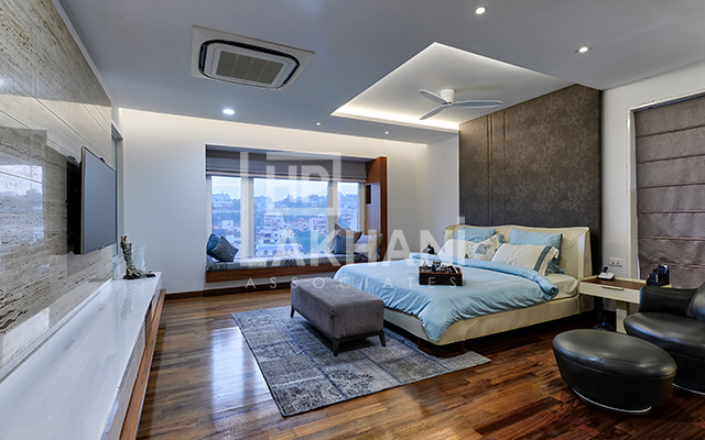 modern style bedroom by HP Lakhani Associates